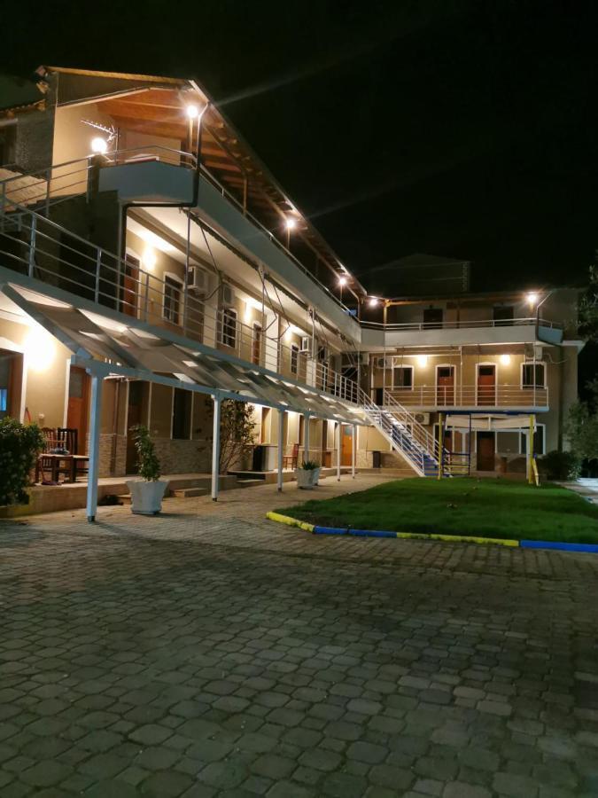 Dolce Italia Hotel Radhimë エクステリア 写真