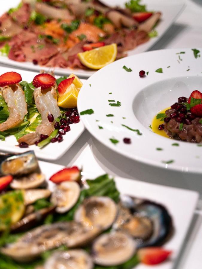 Dolce Italia Hotel Radhimë エクステリア 写真