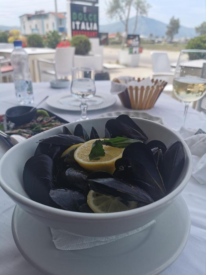 Dolce Italia Hotel Radhimë エクステリア 写真