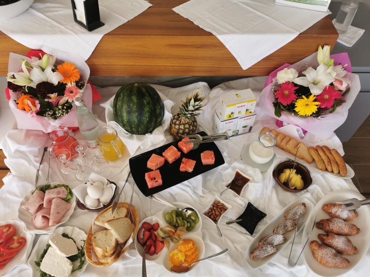 Dolce Italia Hotel Radhimë エクステリア 写真