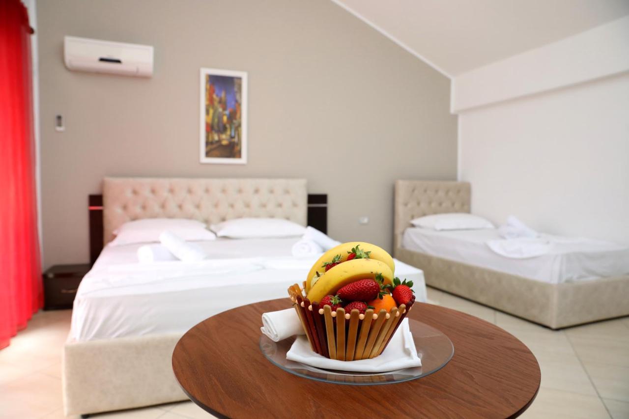 Dolce Italia Hotel Radhimë エクステリア 写真
